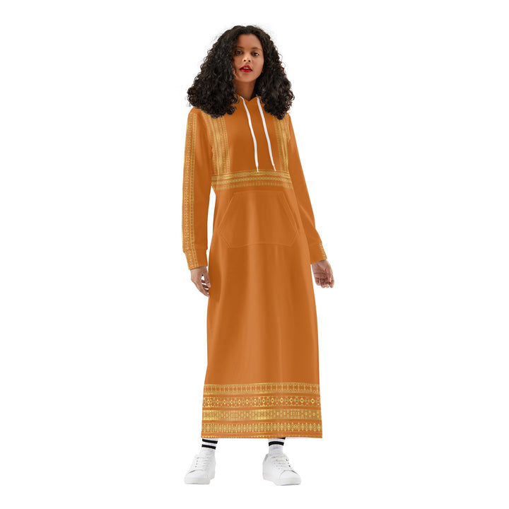بيرو عارضة فستان طويل هوديي