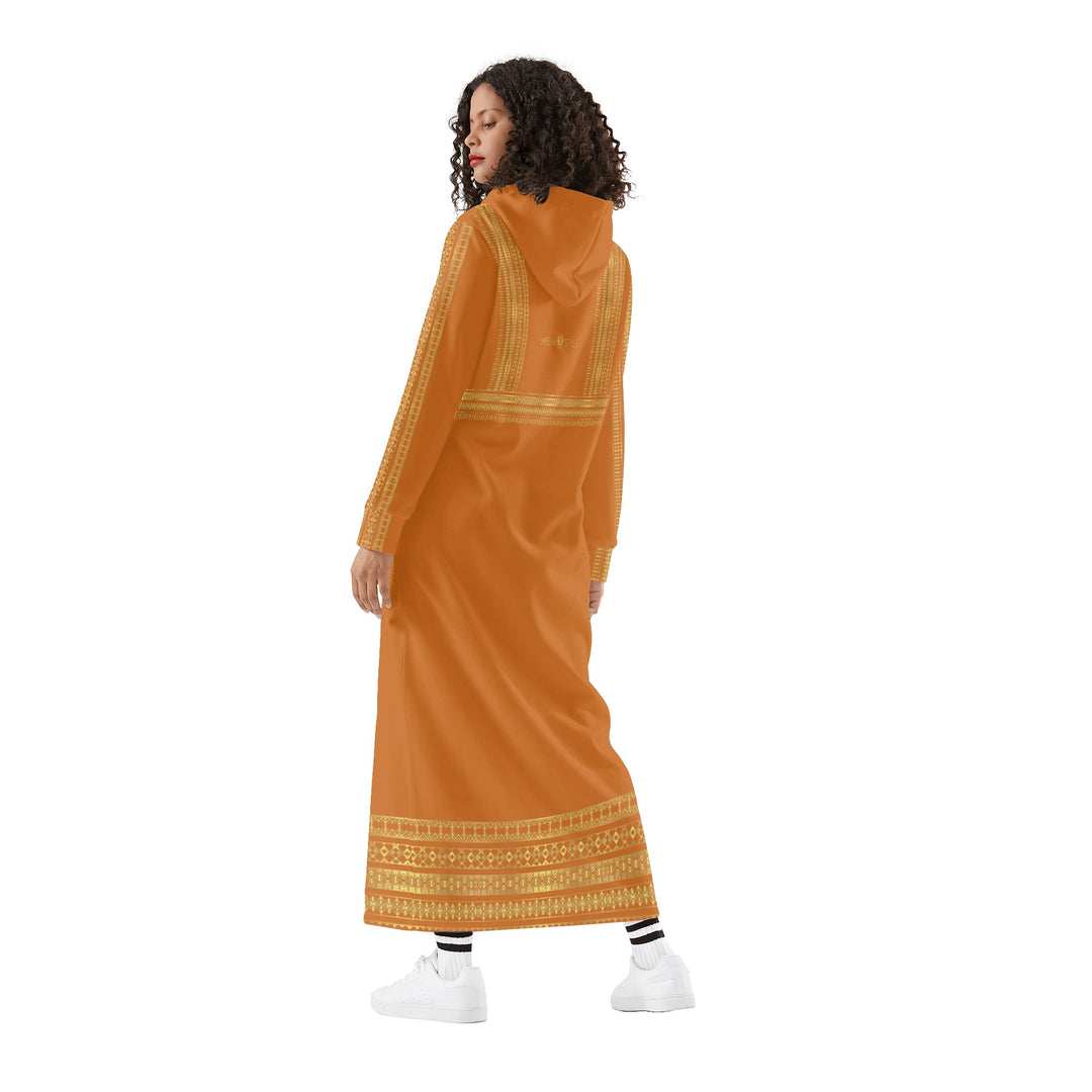 بيرو عارضة فستان طويل هوديي