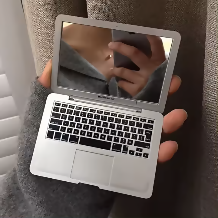 مرآة زجاجية صغيرة على طراز الكمبيوتر المحمول